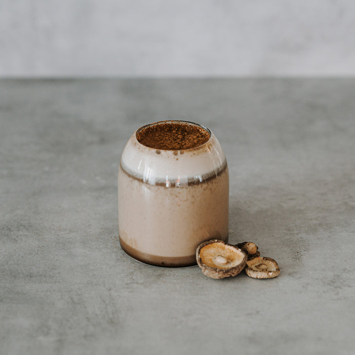 Pilzkaffee in einem Glas mit Shitake Pilzen