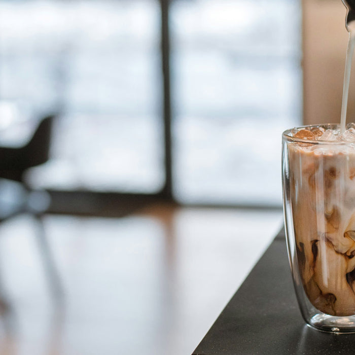 Ein Iced Latte in einem Glass.