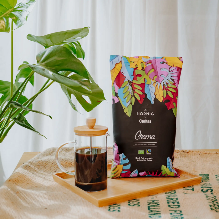 J. Hornig x Caritas Crema ganze Bohne mit Espressotasse auf Holztablett