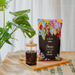 J. Hornig x Caritas Crema ganze Bohne mit Espressotasse auf Holztablett