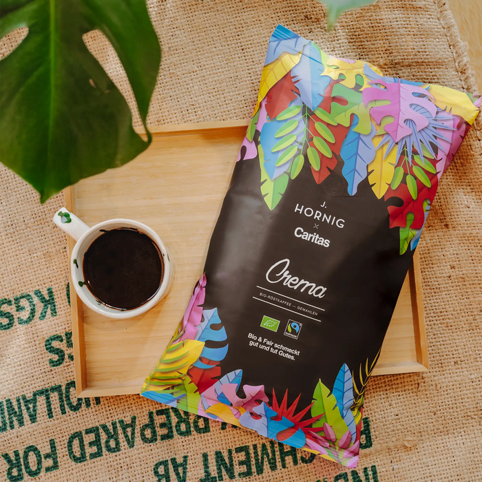 J. Hornig x Caritas Crema Bio Fairtrade Kaffee mit frisch gebrühtem Kaffee