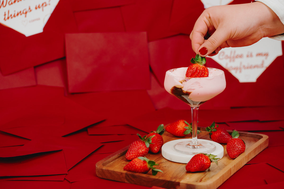 Auf den Strawberry Affogato wir eine Erdbeere als Dekoration gesetzt.  
