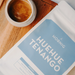 Schrägansicht von J. Hornig Guatemala Huehuetenango Spezialitätenkaffee auf hellem Holzuntergrund.