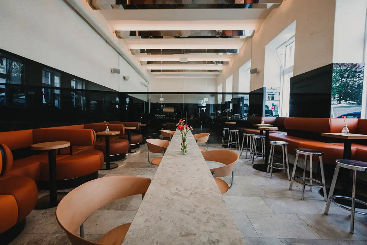 Die moderne Einrichtung der J. Hornig Kaffeebar in Wien