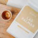 Detailaufnahme von J. Hornig Las Palmas Spezialitätenkaffee mit Espresso auf einem Holztisch.