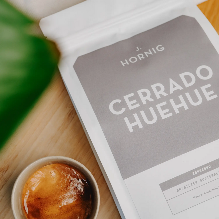 Eine Packung J. Hornig Spezialitätenkaffee Cerrado Oriente Espresso Brasilien Guatemala Blend Nahaufnahme vom Etikett