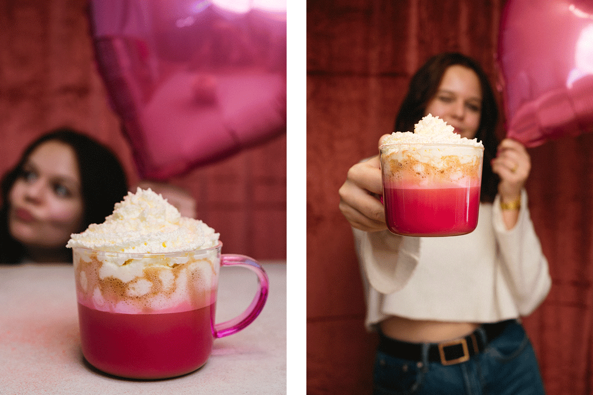 Frau hält Cappuccino in der einen Hand, rosa Luftballon in der anderen. 