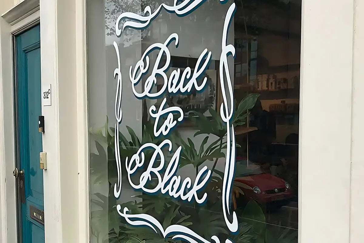 Coffeeshop Amsterdam Black to Black Auslage