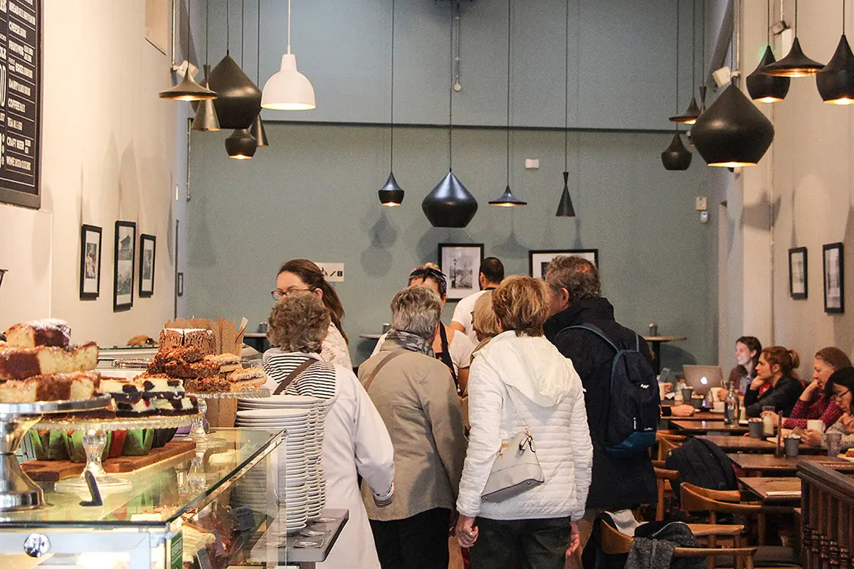 Coffeeshop Dublin KC Peaches innen mit Menschen die im Coffeeshop sitzen und stehen