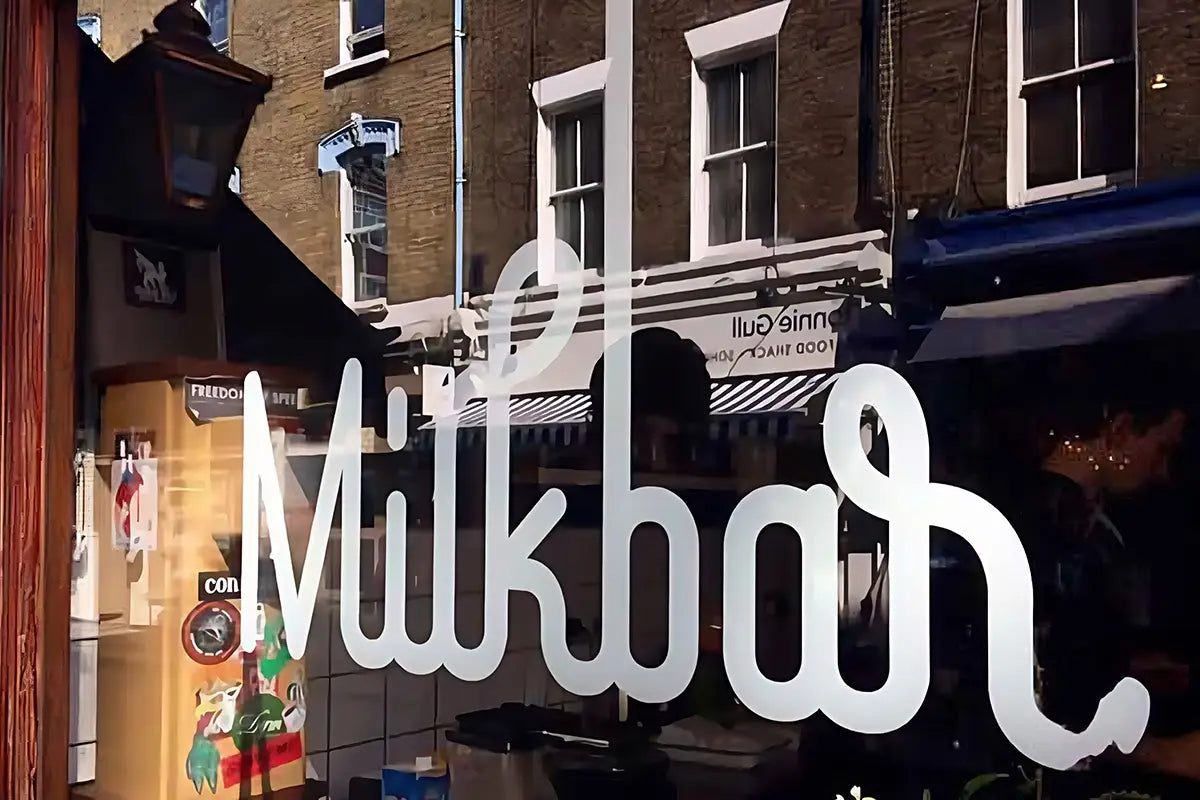Auslage mit Aufschrift der Milkbar in London 
