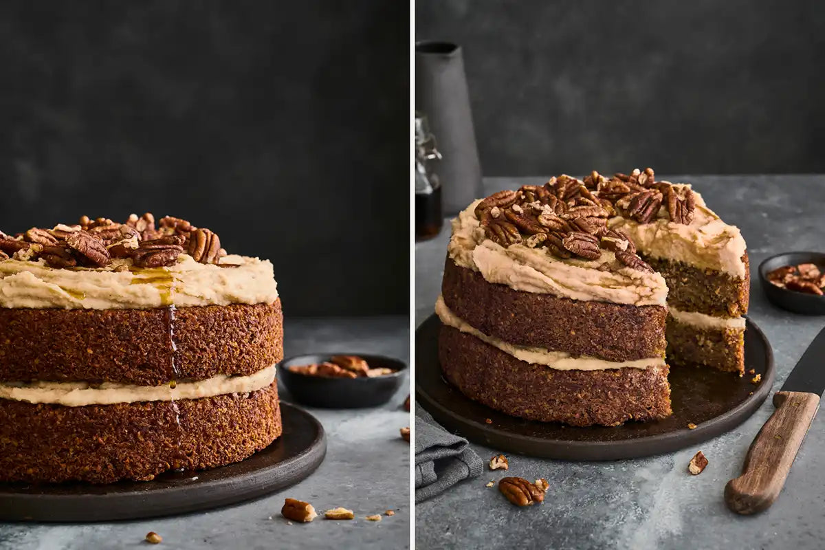 Vegane Kaffee-Karotten-Torte mit Pekannüssen garniert auf grau marmoriertem Untergrund
